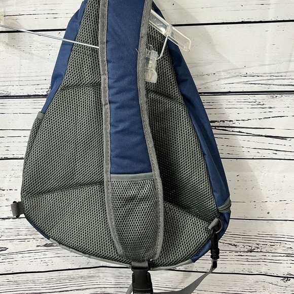 DISNEY CRUISE LINE CASTAWAY CLUB SLING SHOULDER BAG BACKPACK LIGHTWEIGHT NWT - Picture 4 of 5